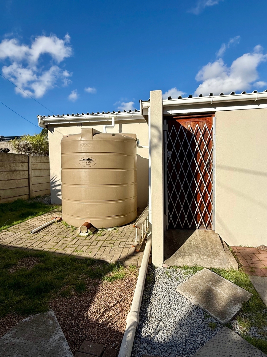 4 Bedroom Property for Sale in Bergzicht Western Cape